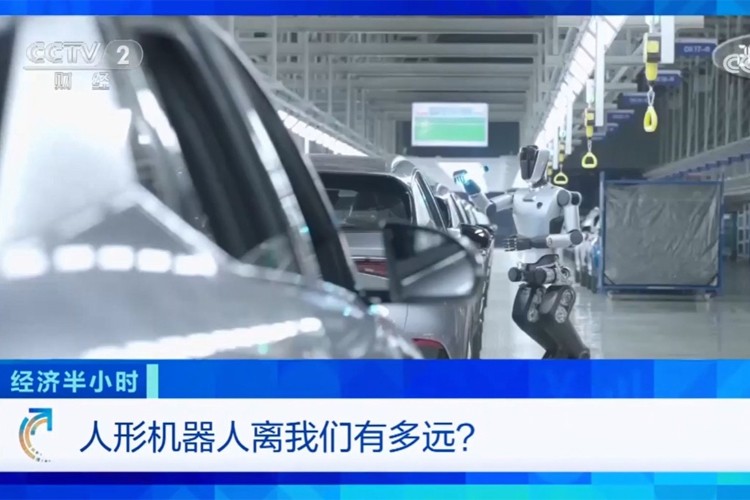 中央电视台《经济半小时》栏目对今年会jinnianhui金字招牌机器人的专题报道